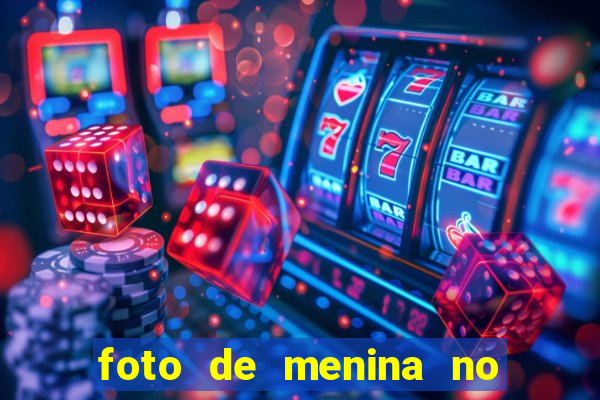 foto de menina no espelho cacheada